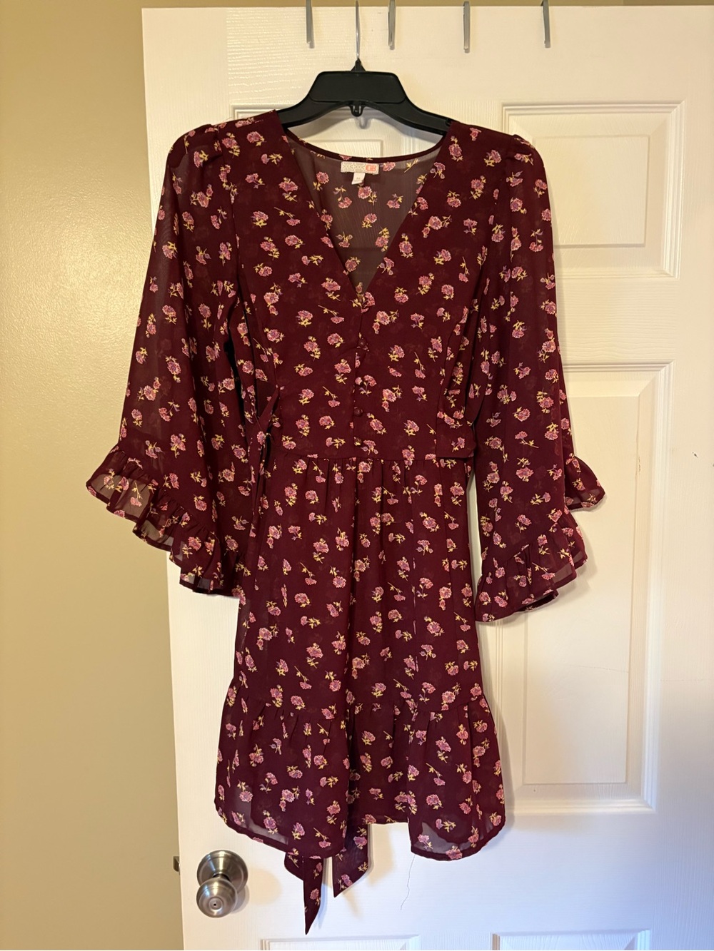 Gianni Bini Burgundy Floral V‑Neck Ruffle Sleeve Mini Dress
